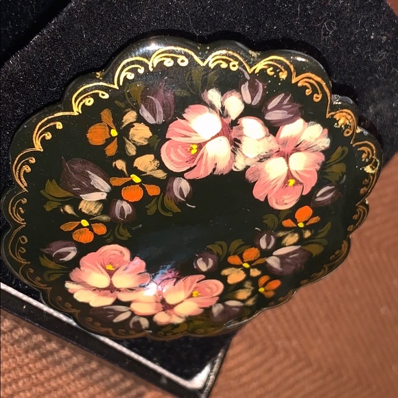 Handmade roses/flowers oil/lacquer brooch - Picture 4 of 7